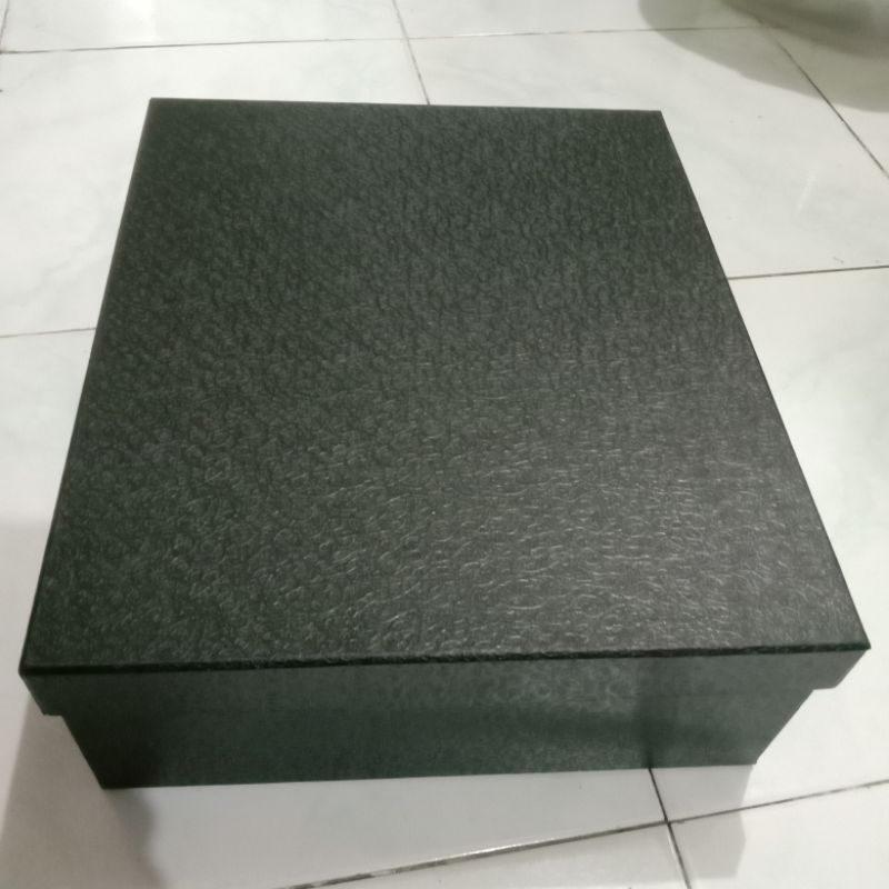 

Kotak kado ukuran 30x30x10 full cover