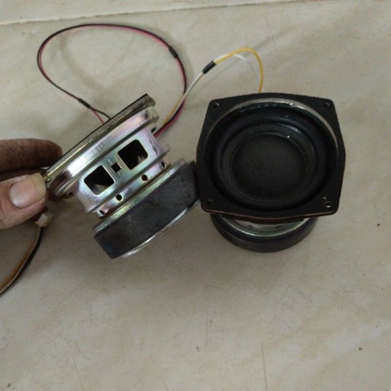1 pasang sepeker/2buah speaker Suwbofer tv Polytron Pld32D905