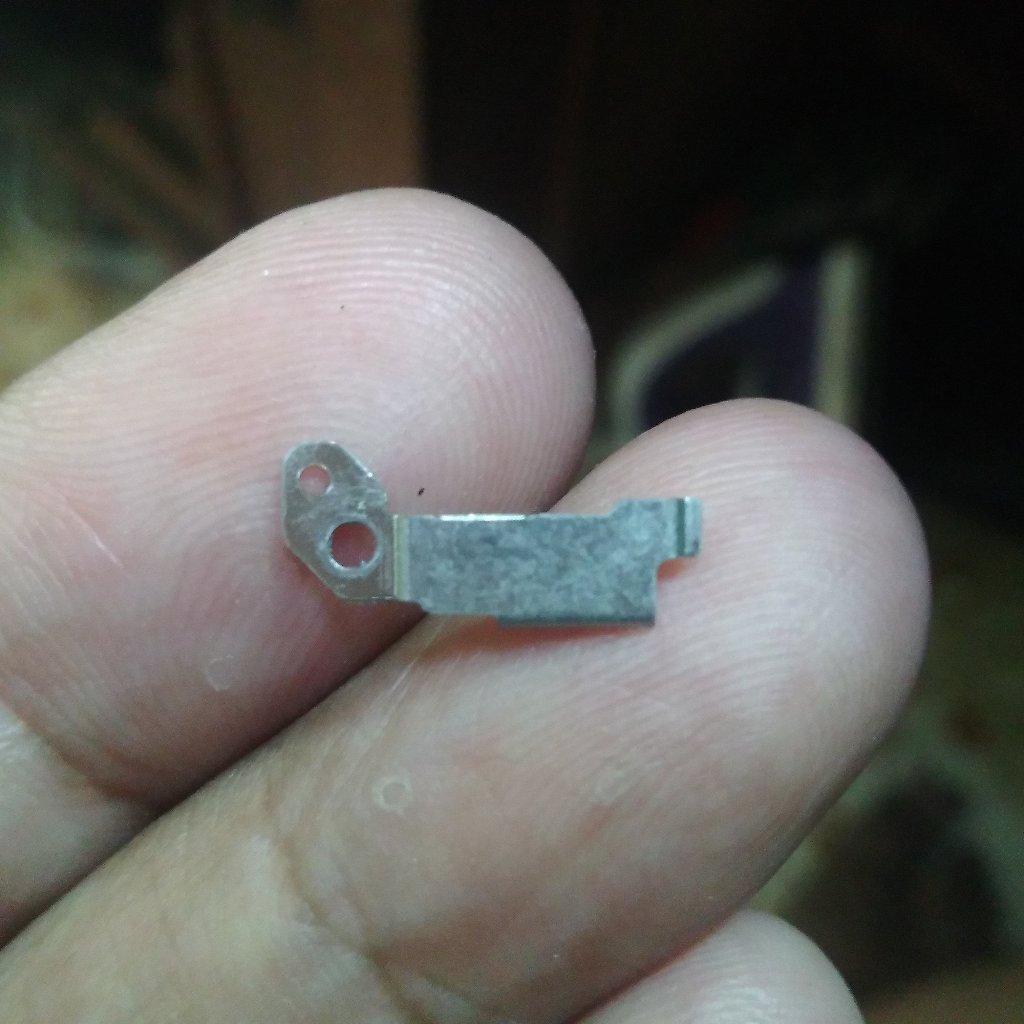 Plat Besi Penahan Soket Kamera Depan Huawei Y6 2018 ATU L22 Plat Penahan Kamera Depan Huawei Y6 2018