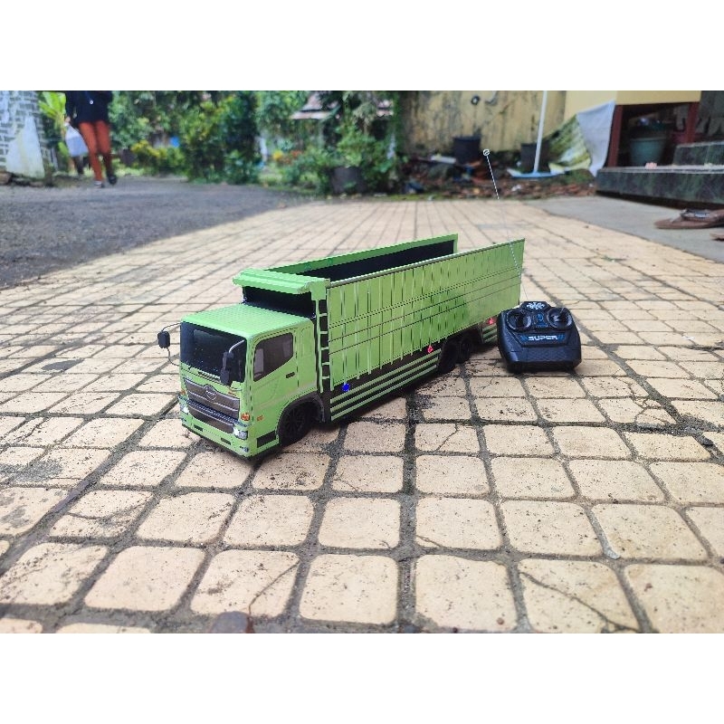 Truk tronton mainan rc