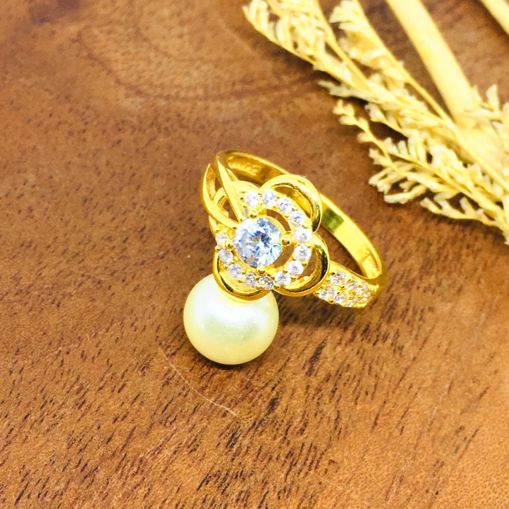 Cincin Emas Solitaire Cleaf 375/8K