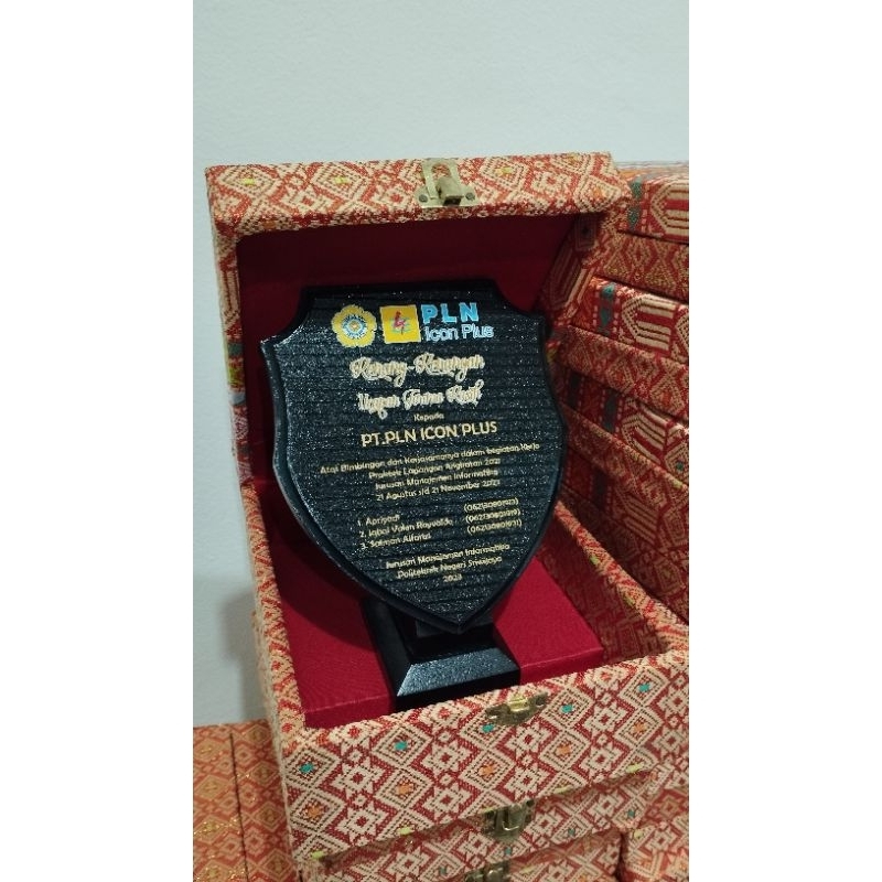 PLAKAT KAYU BENTUK PERISAI