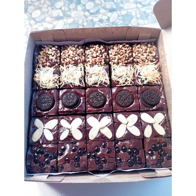 

Fudgy Brownies Size L 20x20 cm