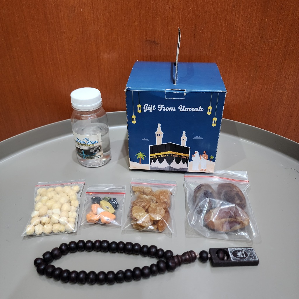 

Oleh Oleh Haji dan Umroh Paket Coklat Kerikil + Tasbih kayu Air Zamzam ori