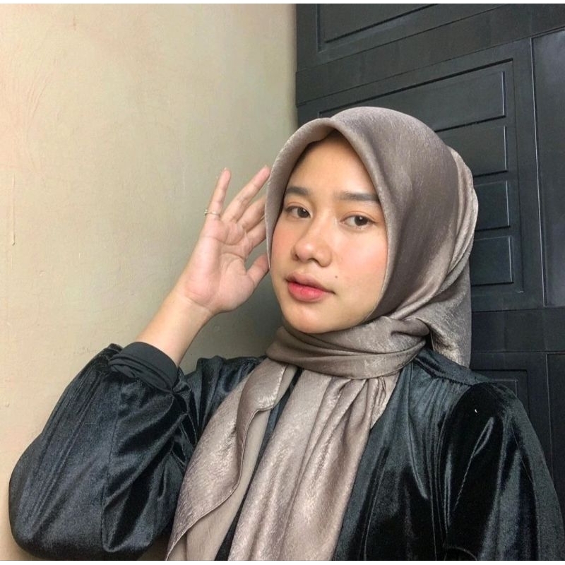 TARAAZ-Hijab Segiempat Santorini Premium