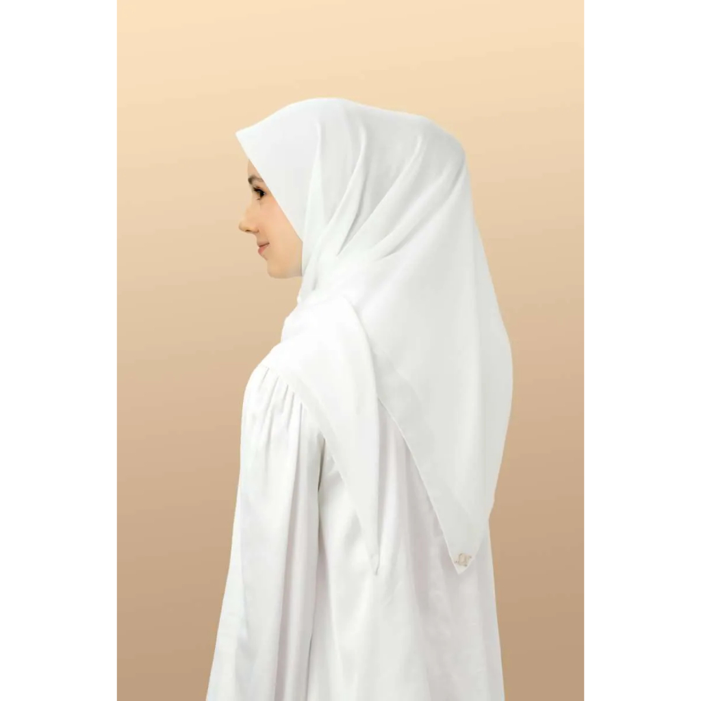 (Ori) Wearing Klamby Lyra Scarf Broken White