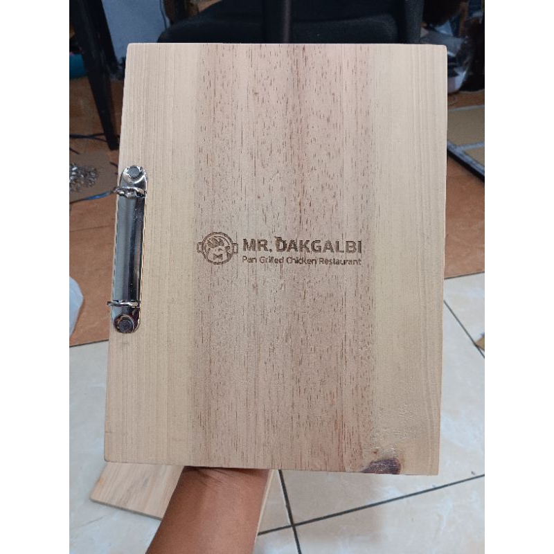

Cover Buku Menu Kayu size A4 logo di laser