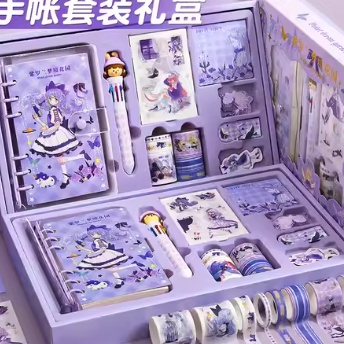 

Paket Jurnal Set/Gift Box Hampers anak/Hadiah / Notebook Journal Diary / 6 in 1 Boba Alat Buku Tulis Lengkap Scrapbook Cute Girl Sanrio Cinnamoroll My Melody Kuromi Panda Peach Kelinci Duffy Cat Sweetheart Cake Shop Import Grosir Ready COD