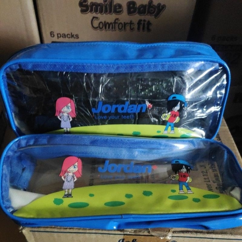 

kotak pensil tranfaran jordan (panjang=23cm..tinggi=10cm..Lebar=6cm)