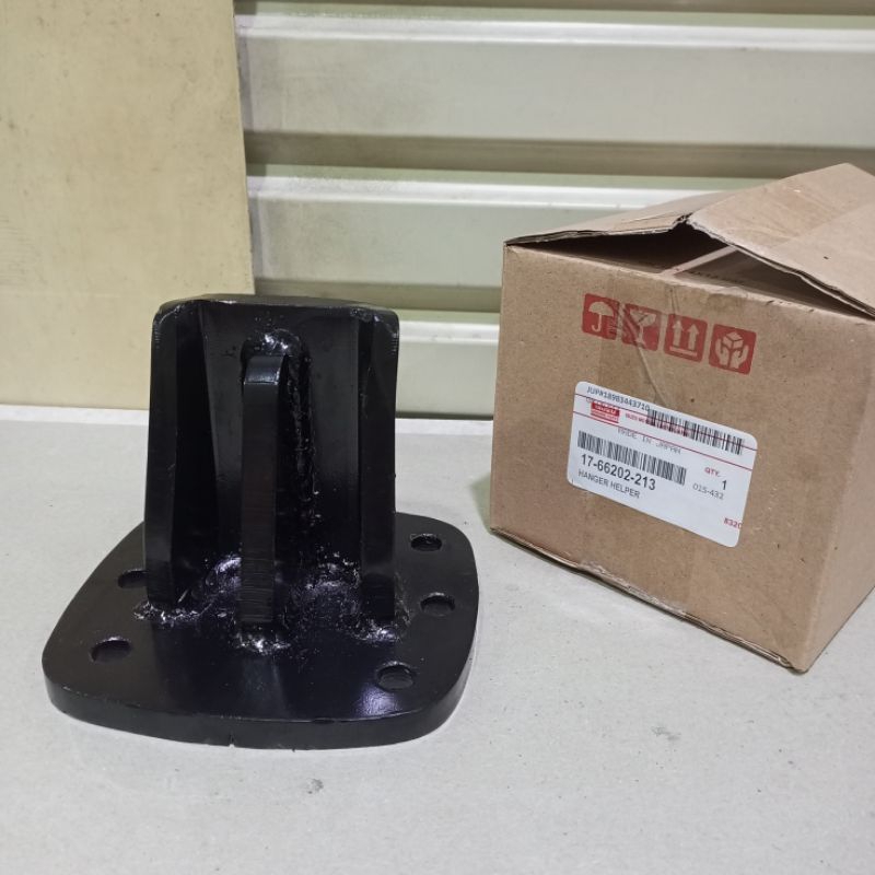 Hanger Helper Rear Hanger Belakang NKR71 Euro Lb 6 Original