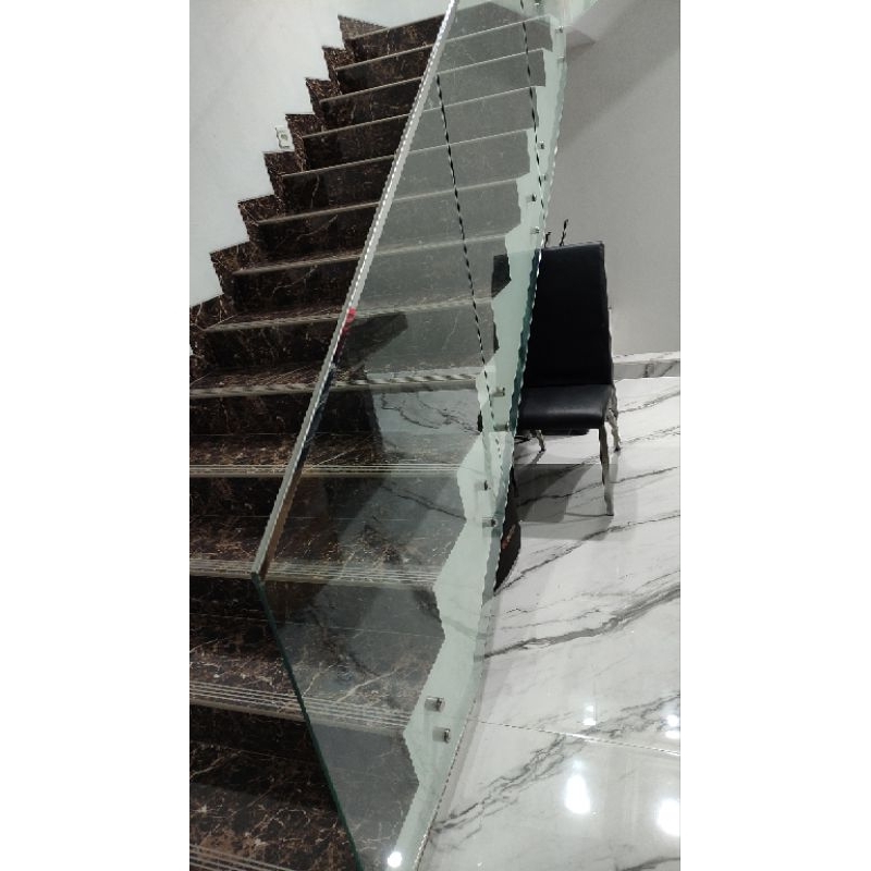 railing tangga kaca