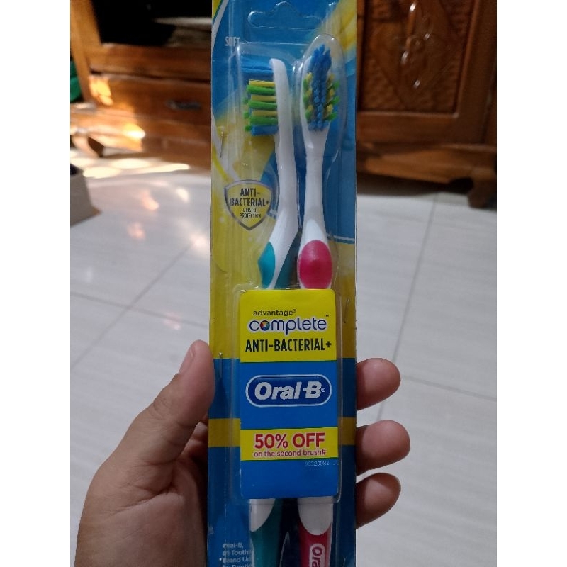 SIKAT  GIGI ORAL  B COMPLETE ANTI BACTERIAL