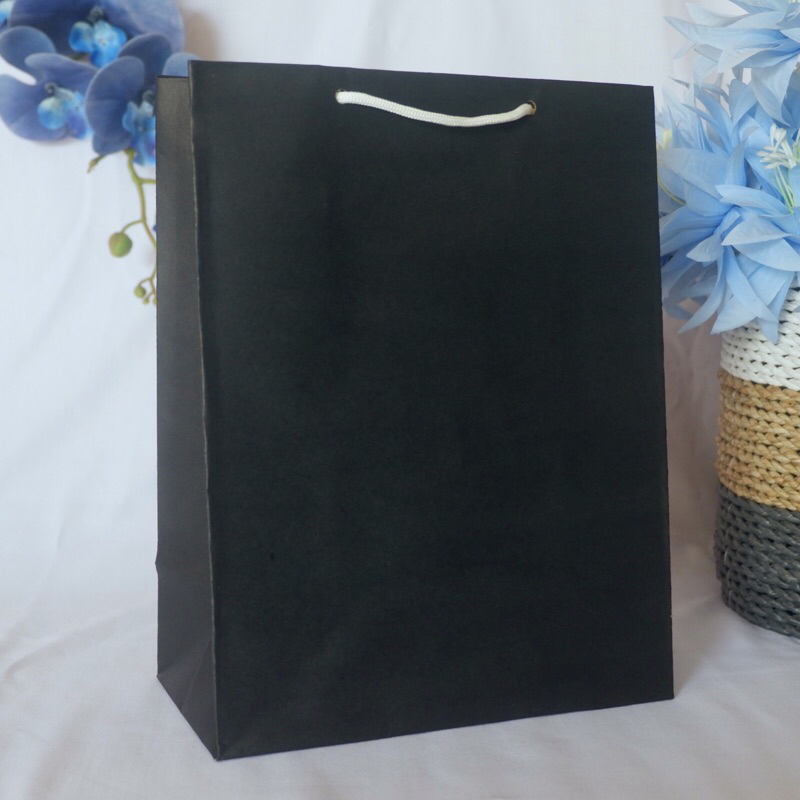 

PAPER BAG HITAM 20x10x25 POLOS - TAS SOUVENIR PERNIKAHAN, BABYBORN, ULANG TAHUN | GOODY BAG | TAS KERTAS | TAS OLSHOP