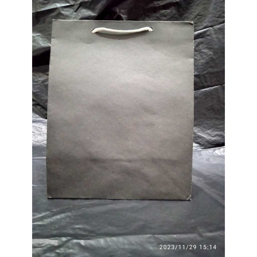 

[ ECER ] Paper bag Hitam Ukuran 20x25x10 cm / Paper Bag / Shopping Bag / Tas Kertas Batik / Tas Sovenir
