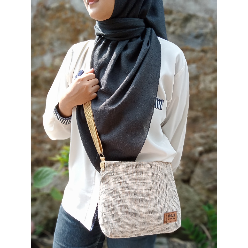 Tas slempang /tas fashion wanita/bahan kain sintetis/tas khas JOGJA