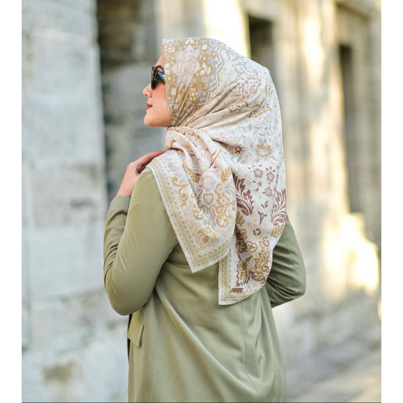 WEARING KLAMBY SAVANNA SCARF / VANILLA HIJAB LADY BOSS  / KIENKA / PRELOVED