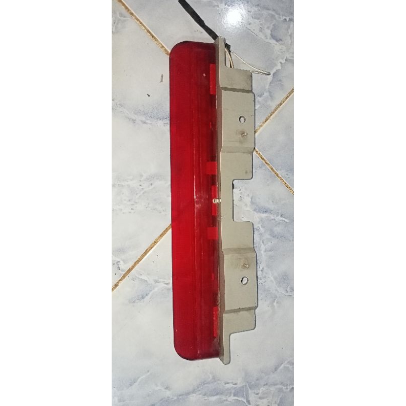 lampu rem kaca belakang hyundai trajet