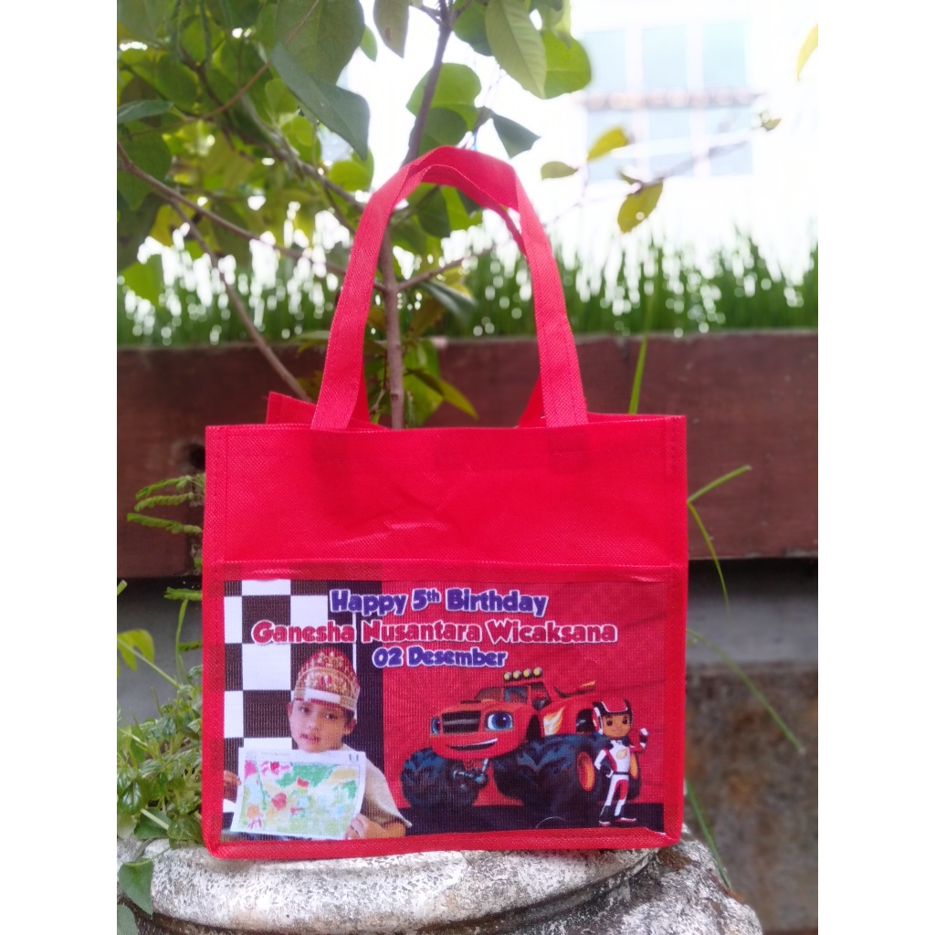 

GOODIE BAG SOUVENIR TAS ULANG TAHUN ANAK MODEL KANTONG DEPAN MUAT BENTO SNACK UK 24X18X22 (PXLXT) CUSTOM KEREN
