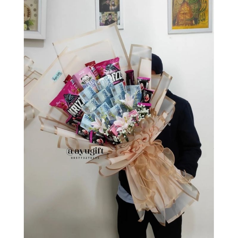 

Ayu Gift | Buket SPESIAL Custom | Buket jajan | Buket sutra | buket tissue magic | buket uang | buket sayur | buket coklat