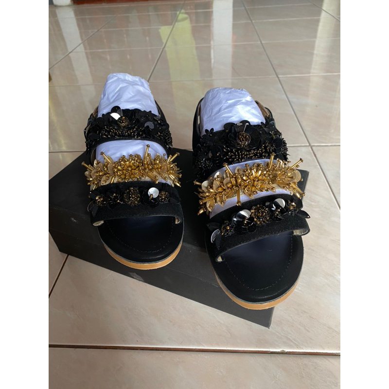 Preloved PVRA Trivva duo heels black gold signature size 39