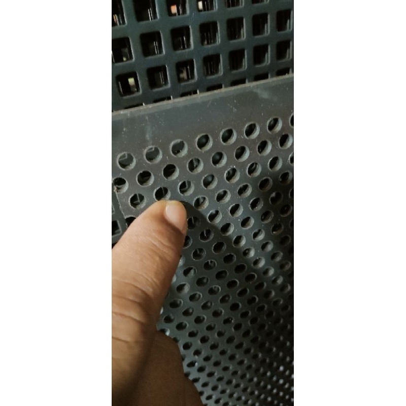 Plat besi lubang 5 mm tebal 5 mm uk. 35x75 cm.