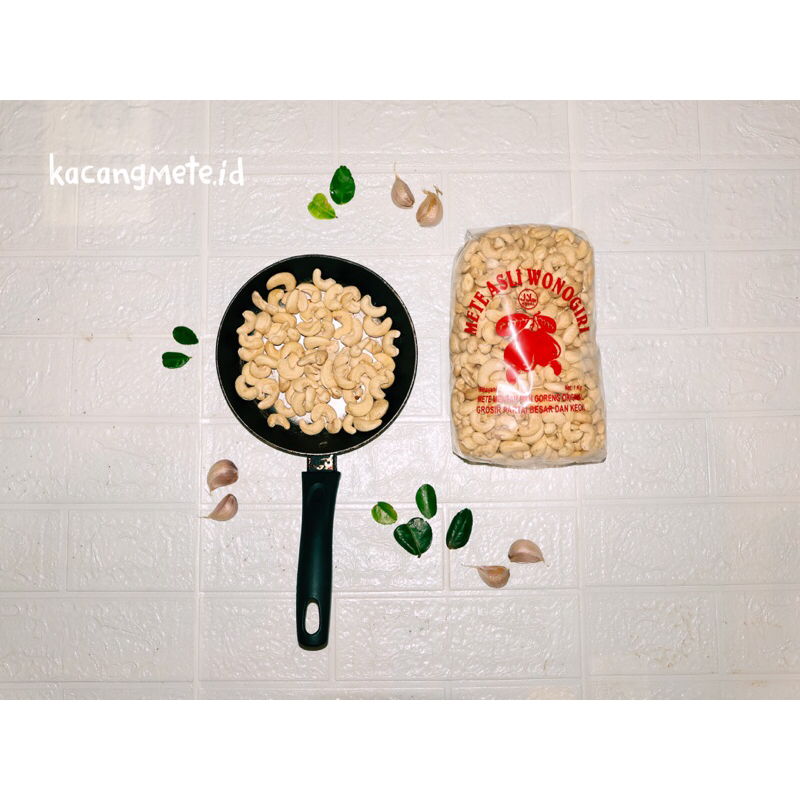 

Kacang Mete Premium Original 1kg (Belum Digoreng)