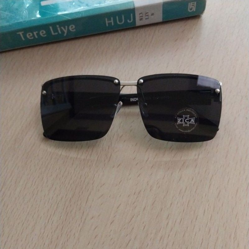 Kaca mata hitam/ kaca mata gaya/ kaca mata fashion/ kaca mata pantai/ kaca mata wanita