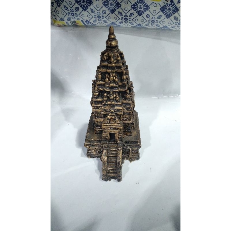 Souvenir miniatur candi Prambanan