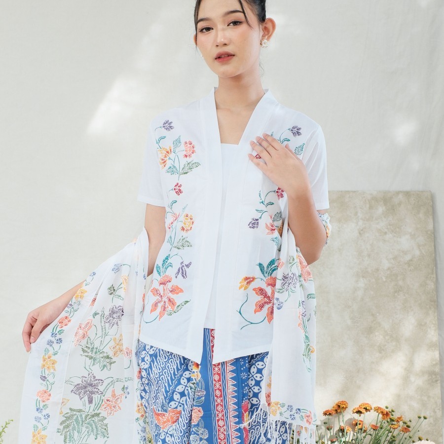 Kebaya Batik Encim Malia Lengan Pendek Meradelima Katun Putih