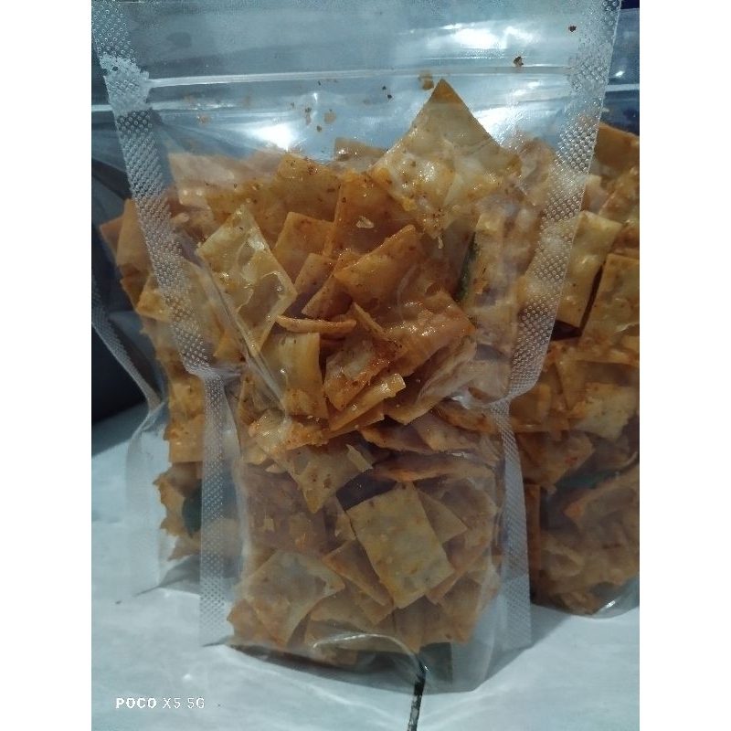 

keripik pangsit pedas