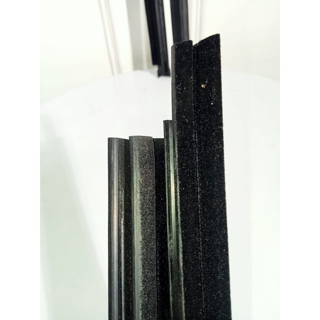 Pelipit Kaca Luar Belakang Kanan Mobil Nissan Terrano