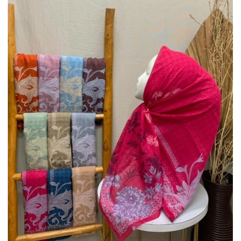 HIJAB SEGI EMPAT VOAL MOTIF BUNGA PINK FANTA