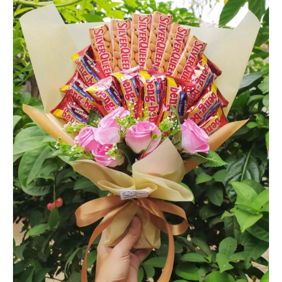 

TIPE RQS460 (S) Buket Silverqueen plus bengbeng bunga cantik MEWAH ELEGAN SPESIAL/paket/bingkisan Snack Ulang Tahun/Ultah/ Wisuda/Kado/Hadiah