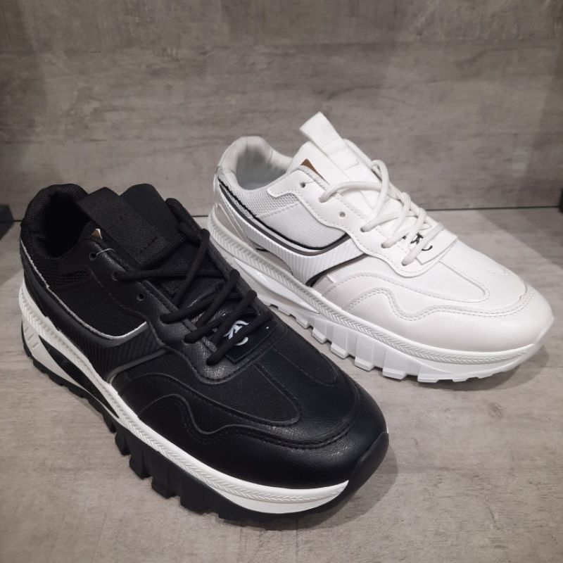 Sneakers  pria Yongki Komaladi (41-44)