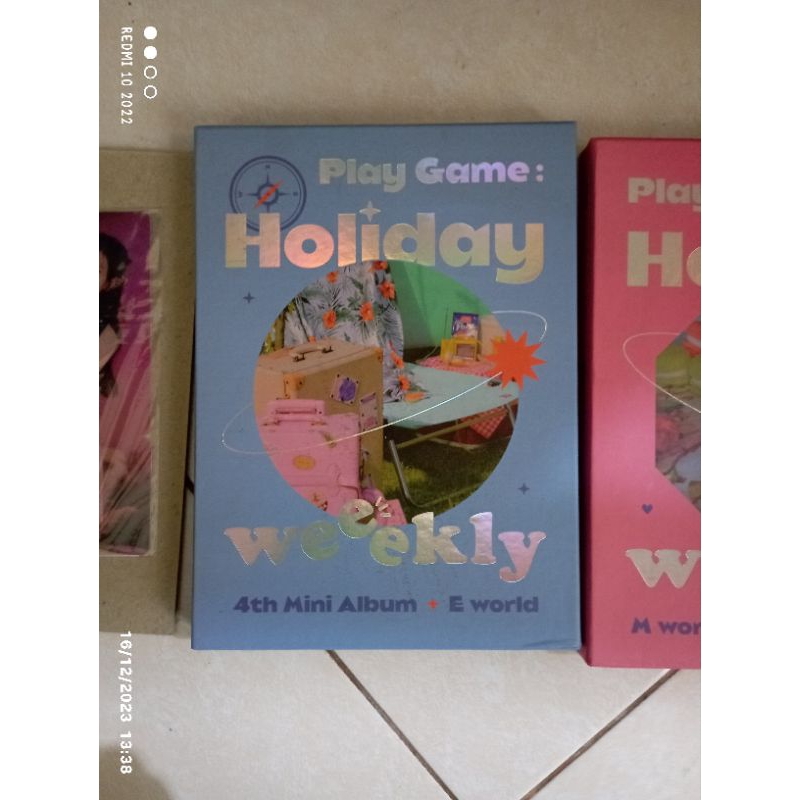 Album Weeekly Holiday E-World