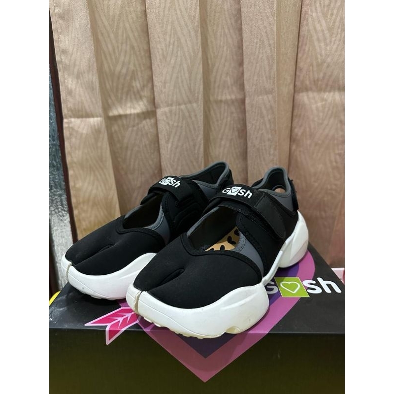 Sepatu GOSH Hitam