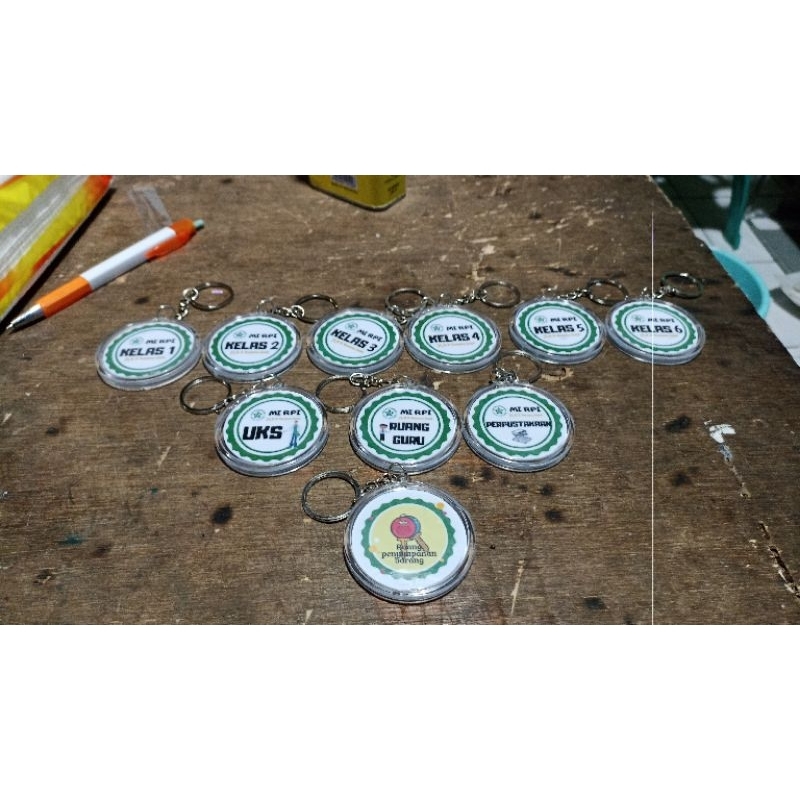 Gantungan Kunci Custom Keychain / Gantungan Kunci Akrilik Untuk Souvenir Souvenir Pernikahan Merchan