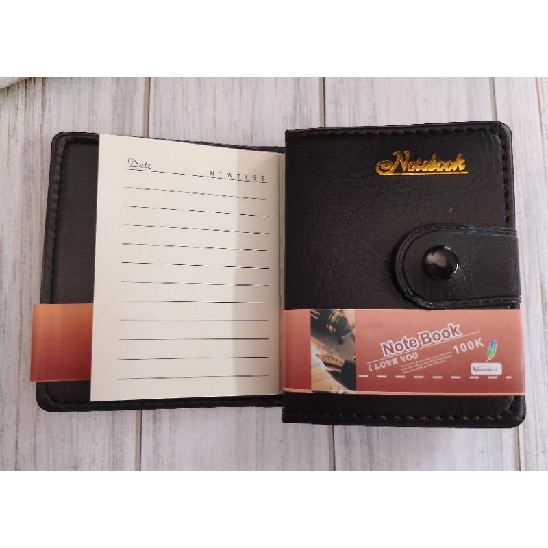 

AGENDA KANCING 100K B-5674/B-5685 KERTAS BERGARIS ISI 100 LEMBAR 10.5X8CM