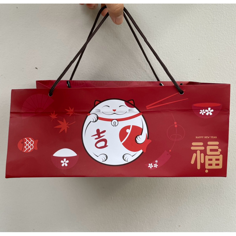 

Paperbag Imlek uk. 31x19x13 lucky cat maroon (Harga untuk 5 pcs Paperbag)