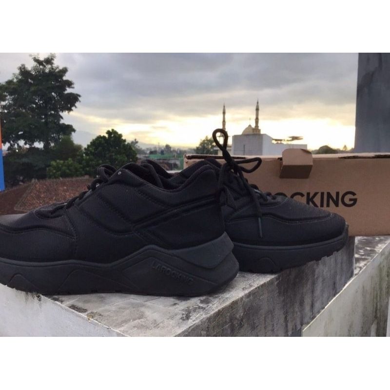 Sepatu Larocking