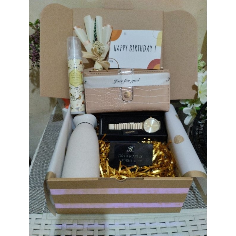 

Hampers Kado Dompet Istri Kado Ultah Pacar Hadiah Ulang Tahun