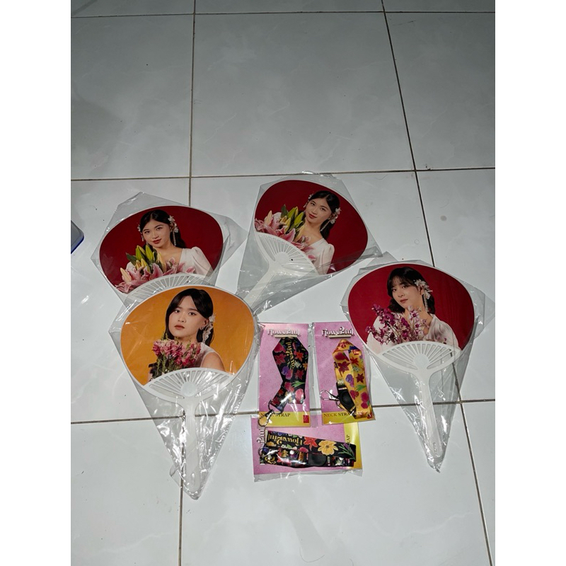 (Merch Flowerful JKT48) uchiwa handbanner lanyard flower hitam dan kuning kipas official dengan memb