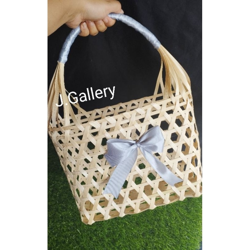 

ANYAMAN BAMBU SUDAH TERMASUK PITA ISI HAMPERS BINGKISAN PARCEL KADO DLL (PITA GAGANG+TENGAH)