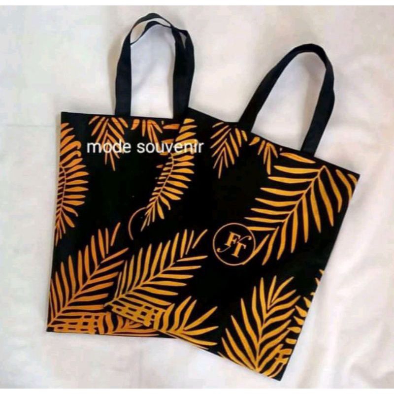 

Tas Souvenir Totebag Spunbond Grabah Pernikahan Murah