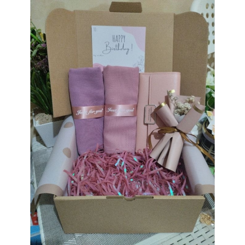 

Hampers Hijab Gift Dompet Kado Ulang Tahun Wanita Special