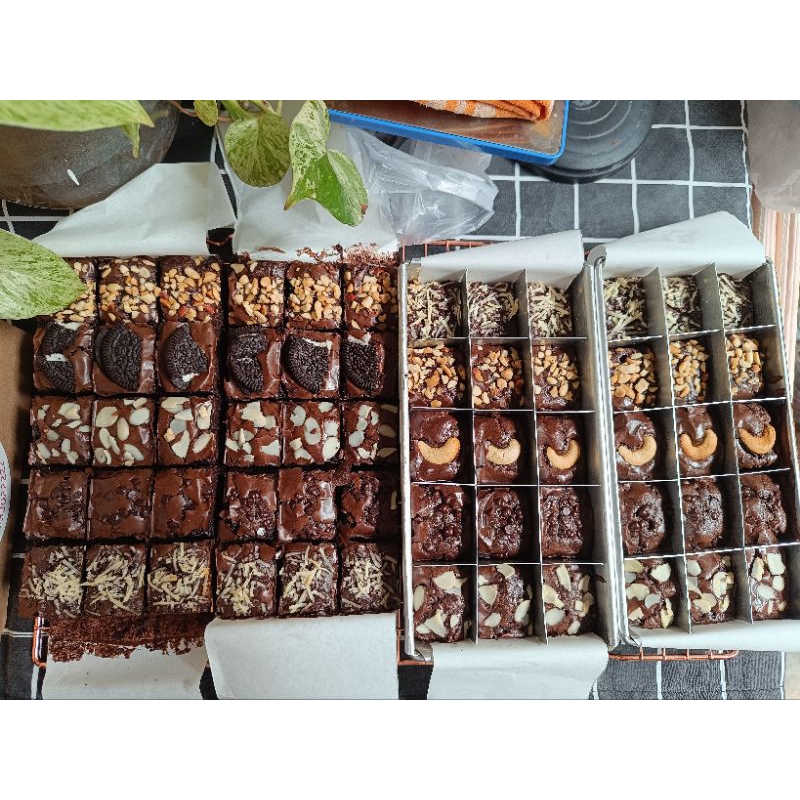 

BROWNIES SHINY FUDGY / BROWNIES PANGGANG SEKAT (ukuran 20 X 20) 25 pcs