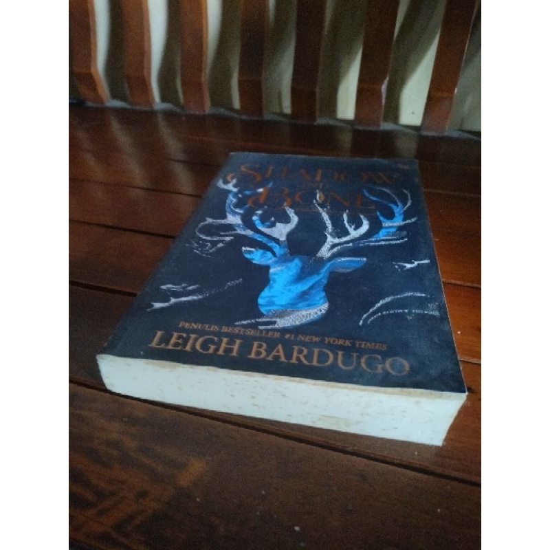 [Preloved] Shadow and Bone (Shadow and Bone Trilogy #1)