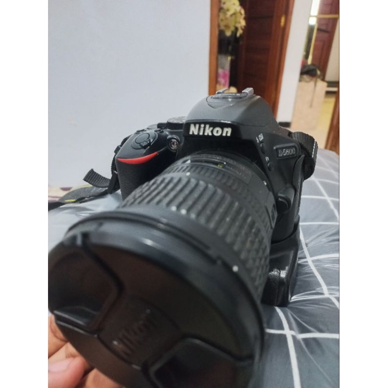 Nikon D5600 + 5 lensa kamera
