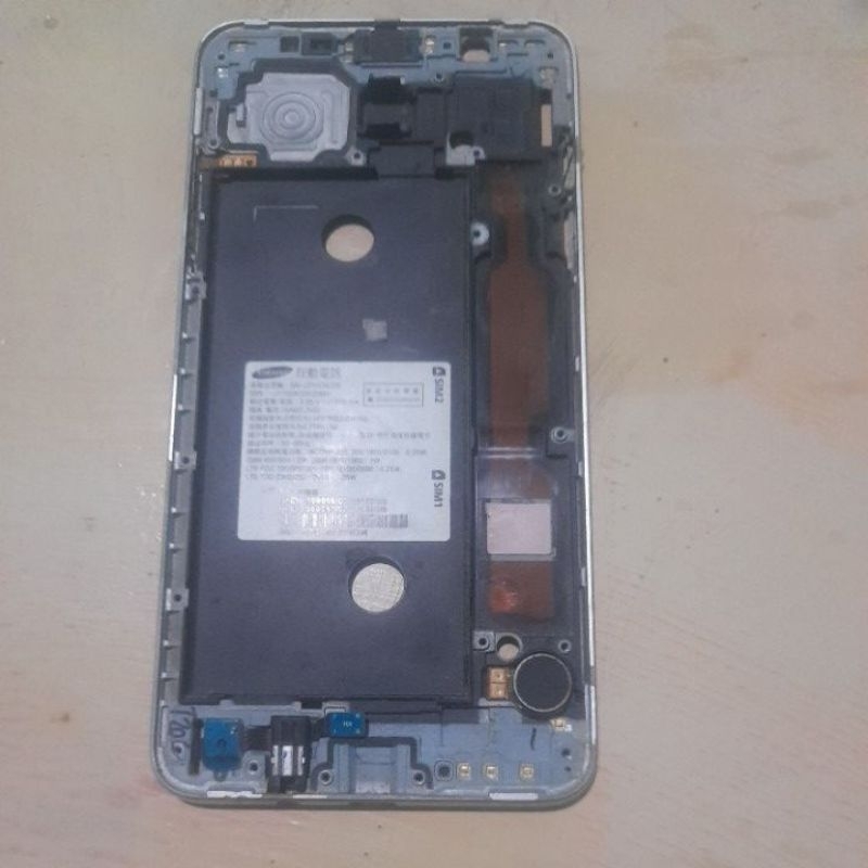 tulang tengah/tatakan lcd samsung J7 2016 copotan original