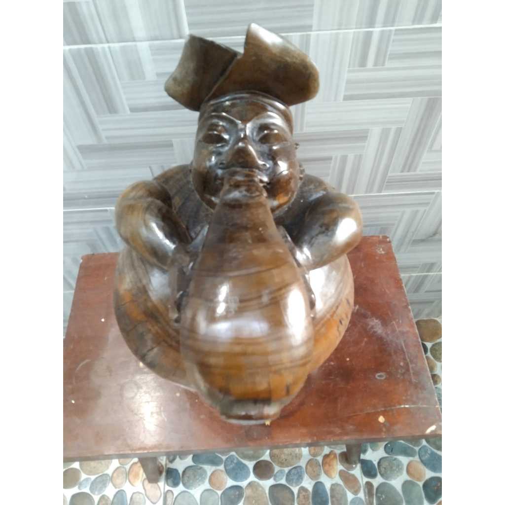 Patung Orang Mabok Kayu